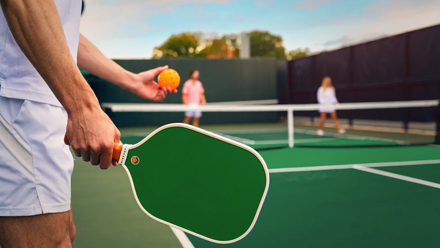 Errores Comunes al Empezar a Jugar Pickleball (y cómo evitarlos)